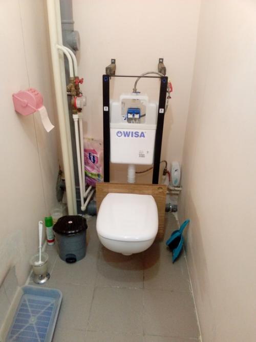 Плитку ложил первый раз, инсталляцию уже делал.  