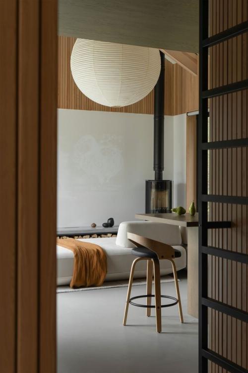 Современная дача с природными мотивами: дом 147, 3 м от Zrobim Architects. 04