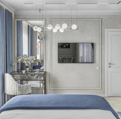 Дизайн спальни в холодной цветовой гамме.