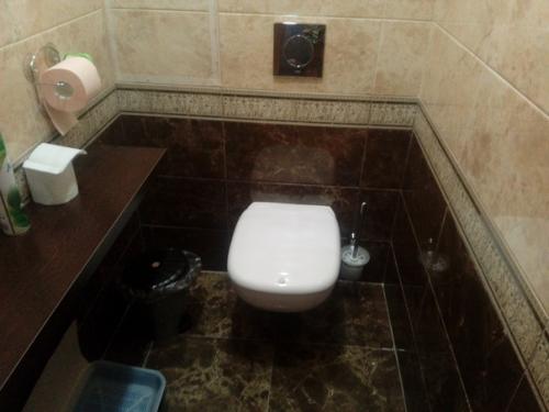 Плитку ложил первый раз, инсталляцию уже делал. 06