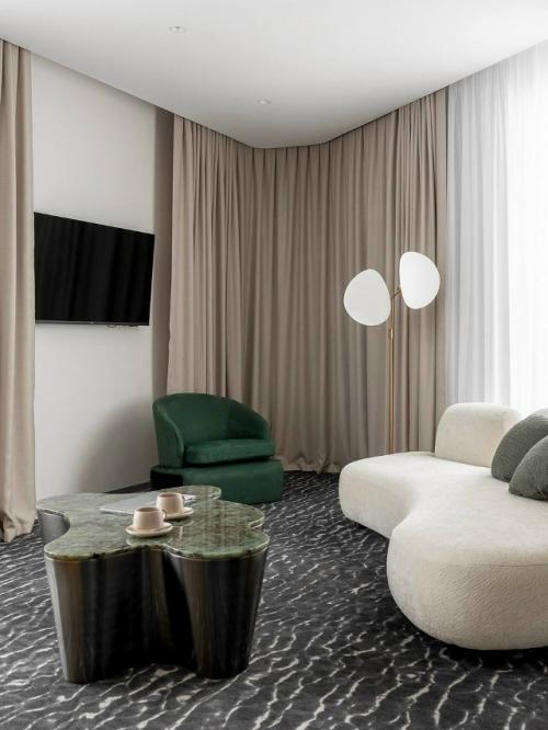 Этот отель в Хабаровске словно продолжает пейзаж за окном. 03