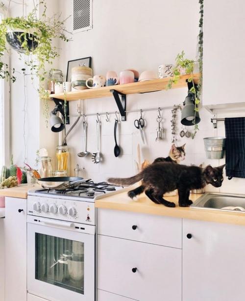 Маленькая светлая кухонька. 03