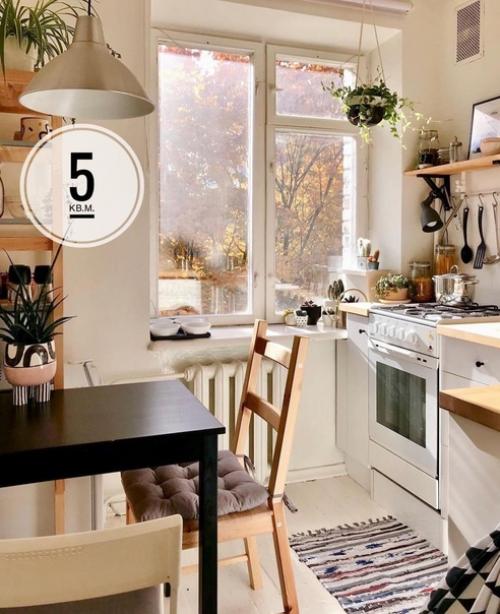 Маленькая светлая кухонька.