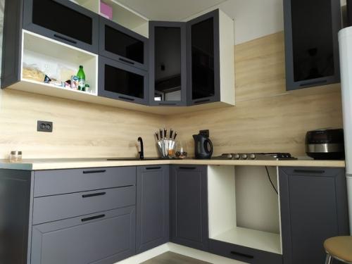 Для тех, кто не боится темных матовых фасадов кухни. 02