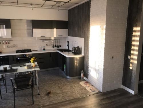 Моя кухня гостиная немного не доделали нет посудомойки, потолки не натянуты нет дивана и так по мелочи. 01