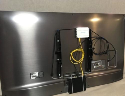 Надоели провода, которые свисают за телевизором, вот и решили убрать всё. 04