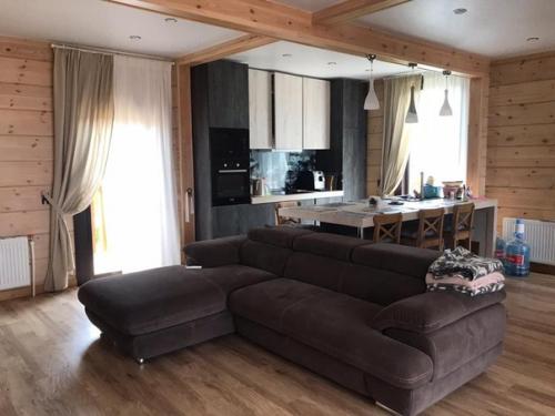 Строительство и отделку дома из клееного бруса закончили. 02