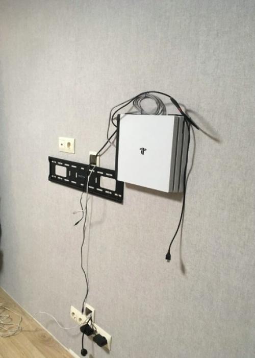 Надоели провода, которые свисают за телевизором, вот и решили убрать всё. 03