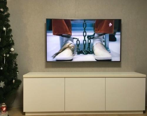 Надоели провода, которые свисают за телевизором, вот и решили убрать всё. 05