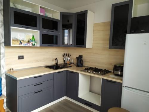 Для тех, кто не боится темных матовых фасадов кухни. 03