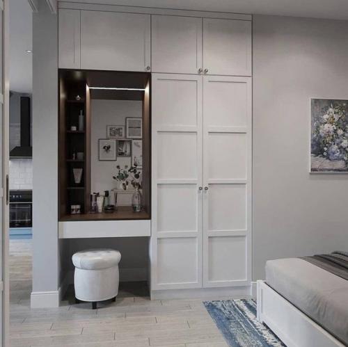 Вот стоило ли присоединять к кухне гостиную. 05