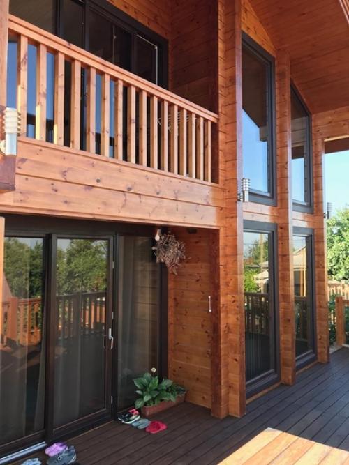 Строительство и отделку дома из клееного бруса закончили. 08