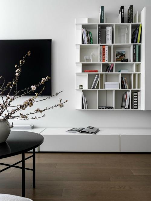 Минималистичная и лаконичная, эта квартира - пример того, как даже монохром может быть выразительным. 07