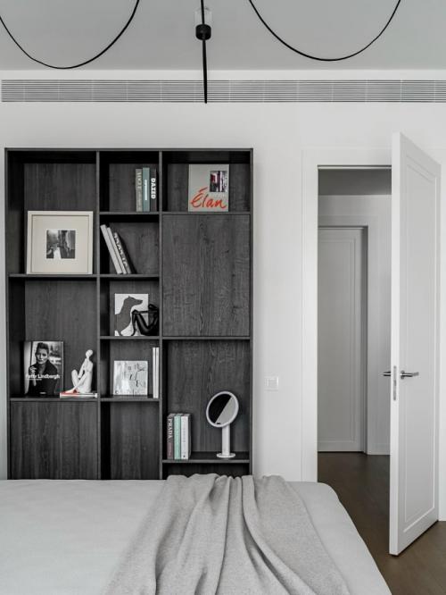 Минималистичная и лаконичная, эта квартира - пример того, как даже монохром может быть выразительным. 03