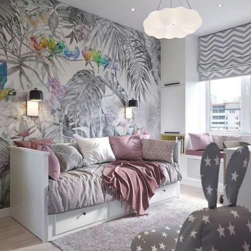 Уютная детская с красивым оформлением стены.