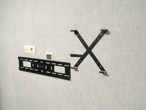 Надоели провода, которые свисают за телевизором, вот и решили убрать всё. 02