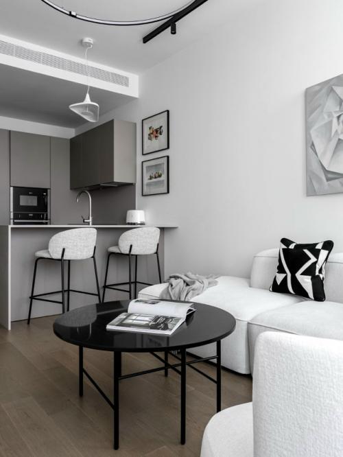 Минималистичная и лаконичная, эта квартира - пример того, как даже монохром может быть выразительным. 02