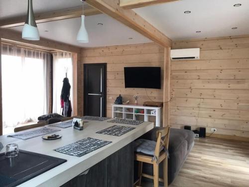 Строительство и отделку дома из клееного бруса закончили.