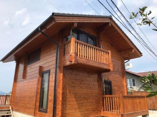 Строительство и отделку дома из клееного бруса закончили. 06