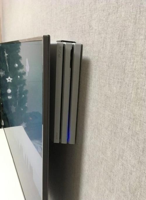 Надоели провода, которые свисают за телевизором, вот и решили убрать всё. 06