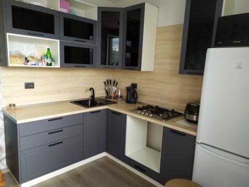 Для тех, кто не боится темных матовых фасадов кухни.