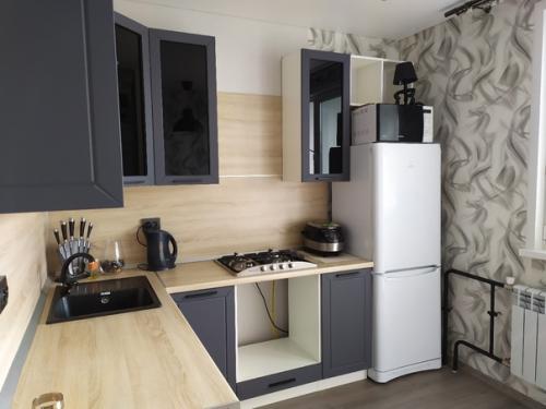 Для тех, кто не боится темных матовых фасадов кухни. 01