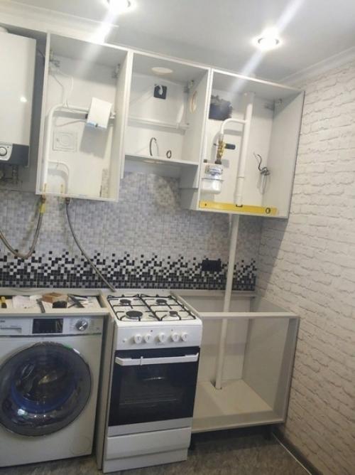 Процесс установки кухни.