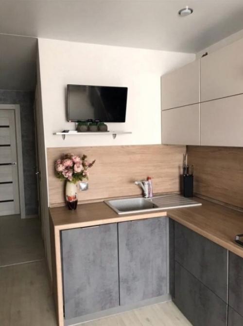 Чтоб место на лоджии не пропадало зря, во время ремонта решили присоединить её к кухне.