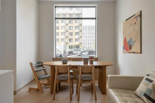 Архитектор и основатель бюро Archistories Кира шаева создала для клиники интерьер, который ломает привычные представления о медпространствах. 05