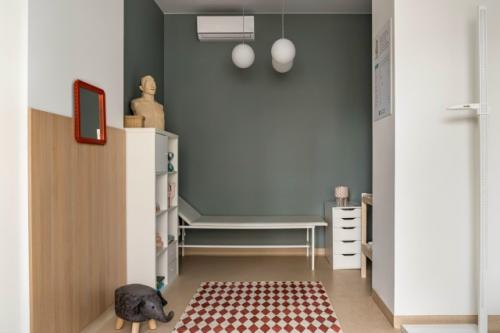 Архитектор и основатель бюро Archistories Кира шаева создала для клиники интерьер, который ломает привычные представления о медпространствах. 04