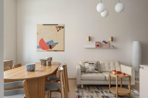 Архитектор и основатель бюро Archistories Кира шаева создала для клиники интерьер, который ломает привычные представления о медпространствах. 01