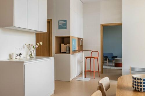 Архитектор и основатель бюро Archistories Кира шаева создала для клиники интерьер, который ломает привычные представления о медпространствах. 02