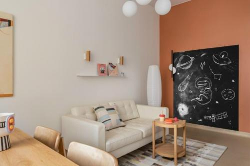 Архитектор и основатель бюро Archistories Кира шаева создала для клиники интерьер, который ломает привычные представления о медпространствах. 03