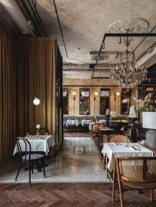 Команда Oblik Design Studio оформила ресторан с тонким французским настроением и вниманием к деталям. 08