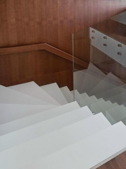 Дизайнер Алина джонфаба создала интерьер, построенный на сочетании минимализма, природных оттенков и продуманных контрастов. 02