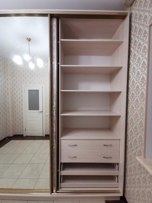 Шкаф в маленькую комнату для одежды. 01