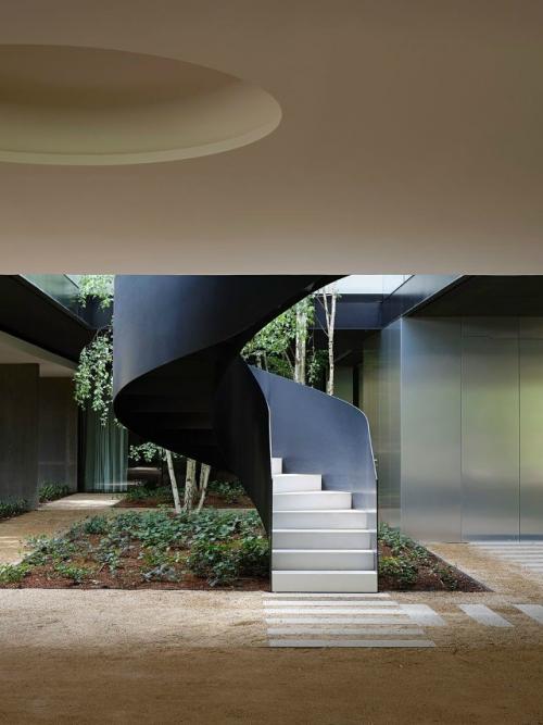 Полная трансформация современной виллы в Мадриде стала сложной, но продуманной задачей для студии Casa Mu oz. 04