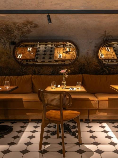 Команда Oblik Design Studio оформила ресторан с тонким французским настроением и вниманием к деталям. 04