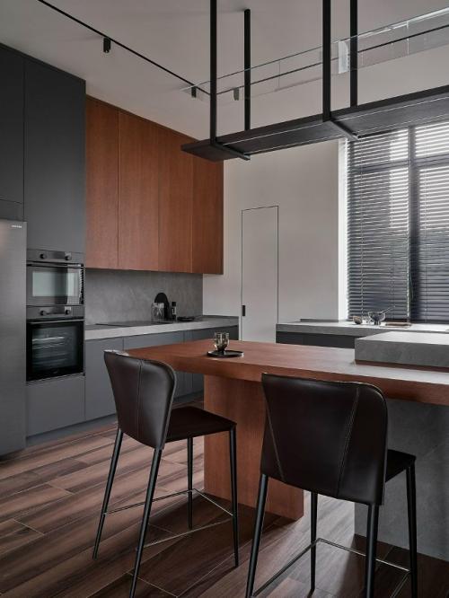 Дизайнер Алина джонфаба создала интерьер, построенный на сочетании минимализма, природных оттенков и продуманных контрастов. 06