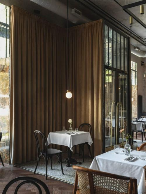Команда Oblik Design Studio оформила ресторан с тонким французским настроением и вниманием к деталям. 02