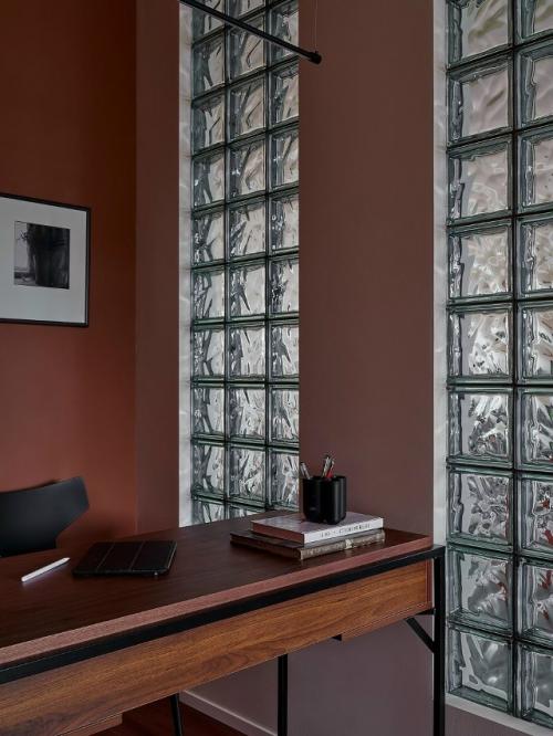 Дизайнер Алина джонфаба создала интерьер, построенный на сочетании минимализма, природных оттенков и продуманных контрастов. 01