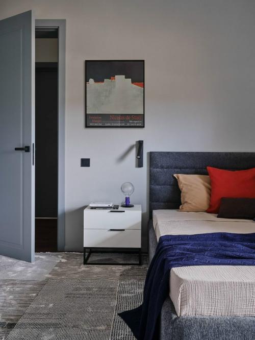 Дизайнер Алина джонфаба создала интерьер, построенный на сочетании минимализма, природных оттенков и продуманных контрастов. 03