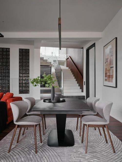 Дизайнер Алина джонфаба создала интерьер, построенный на сочетании минимализма, природных оттенков и продуманных контрастов. 05