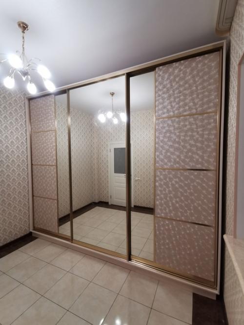 Шкаф в маленькую комнату для одежды.