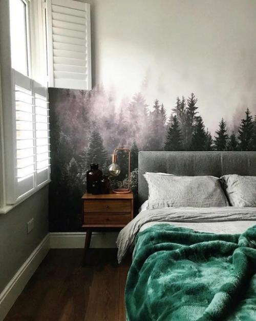 Интерьер спальни.  Атмосферный рисунок на стене, сразу ассоциация с лесом, свежестью и прохладой. 05