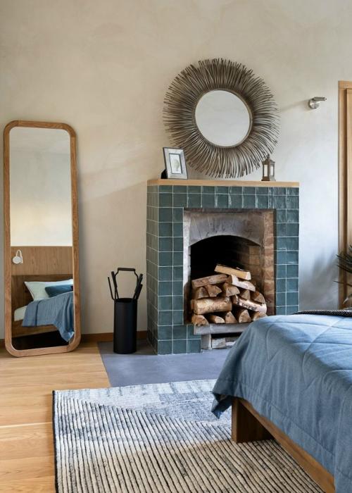 Квартиру в старом фонде обновили быстро и смело, сохранив исторические детали - кирпич, высокие потолки и большие окна. 02