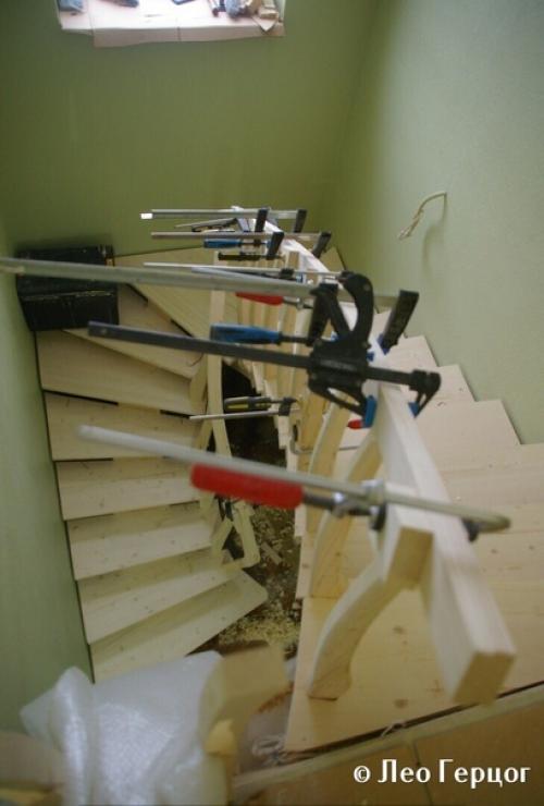 Лестница на второй этаж в частном доме. 04