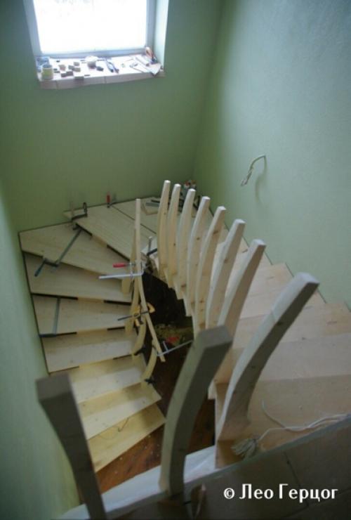 Лестница на второй этаж в частном доме. 03