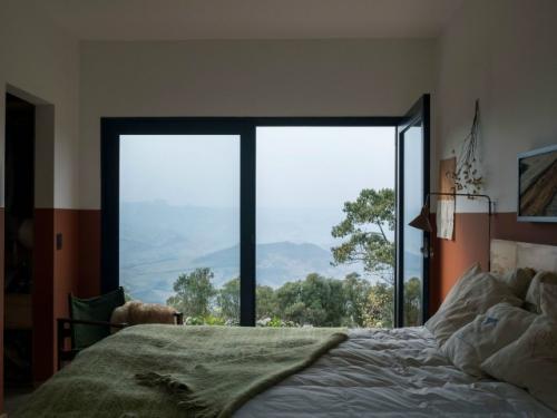 Панорамное остекление стоит дороже стандартного, но заметно повышает привлекательность жилья при продаже или аренде. 02