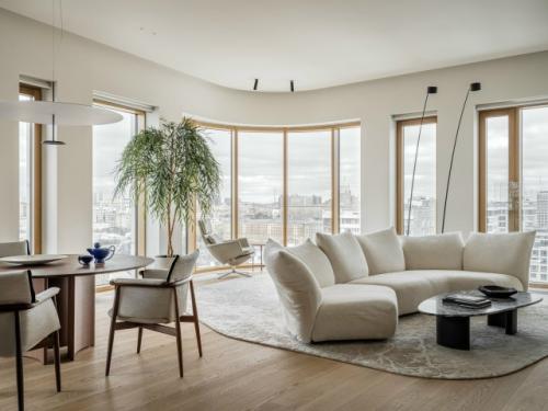 Панорамное остекление стоит дороже стандартного, но заметно повышает привлекательность жилья при продаже или аренде. 01